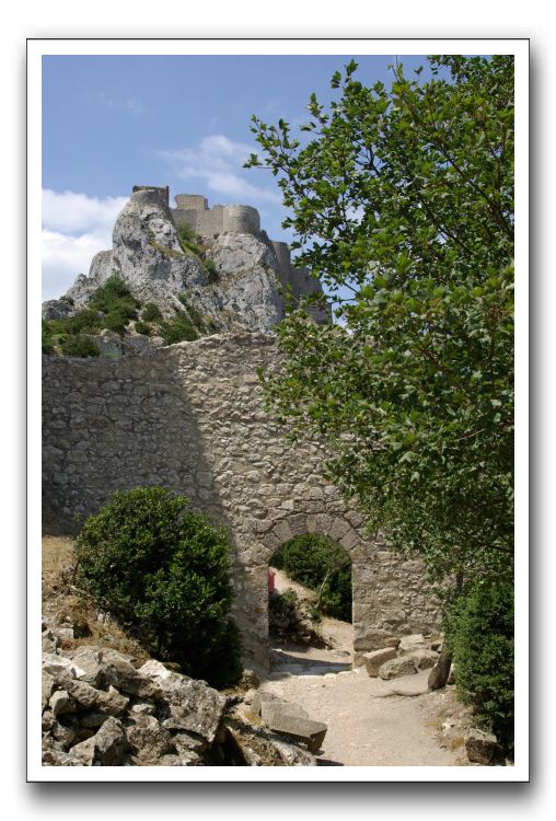 Une porte menant à la partie haute du château