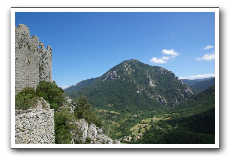 Les monts verdoyants autour du château