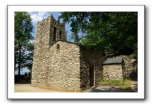 Une petite église sur le chemin de l'abbaye