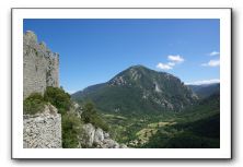 Les monts verdoyants autour du château