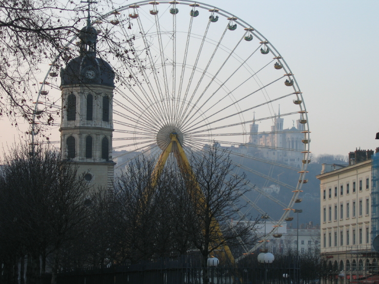 Grande roue et la colline de Fourvière